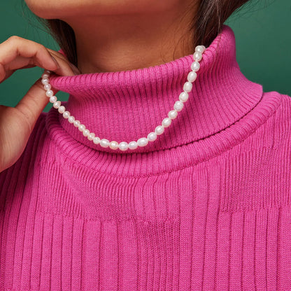 Pearlie Necklace fra Enamel på model (pink sweater)