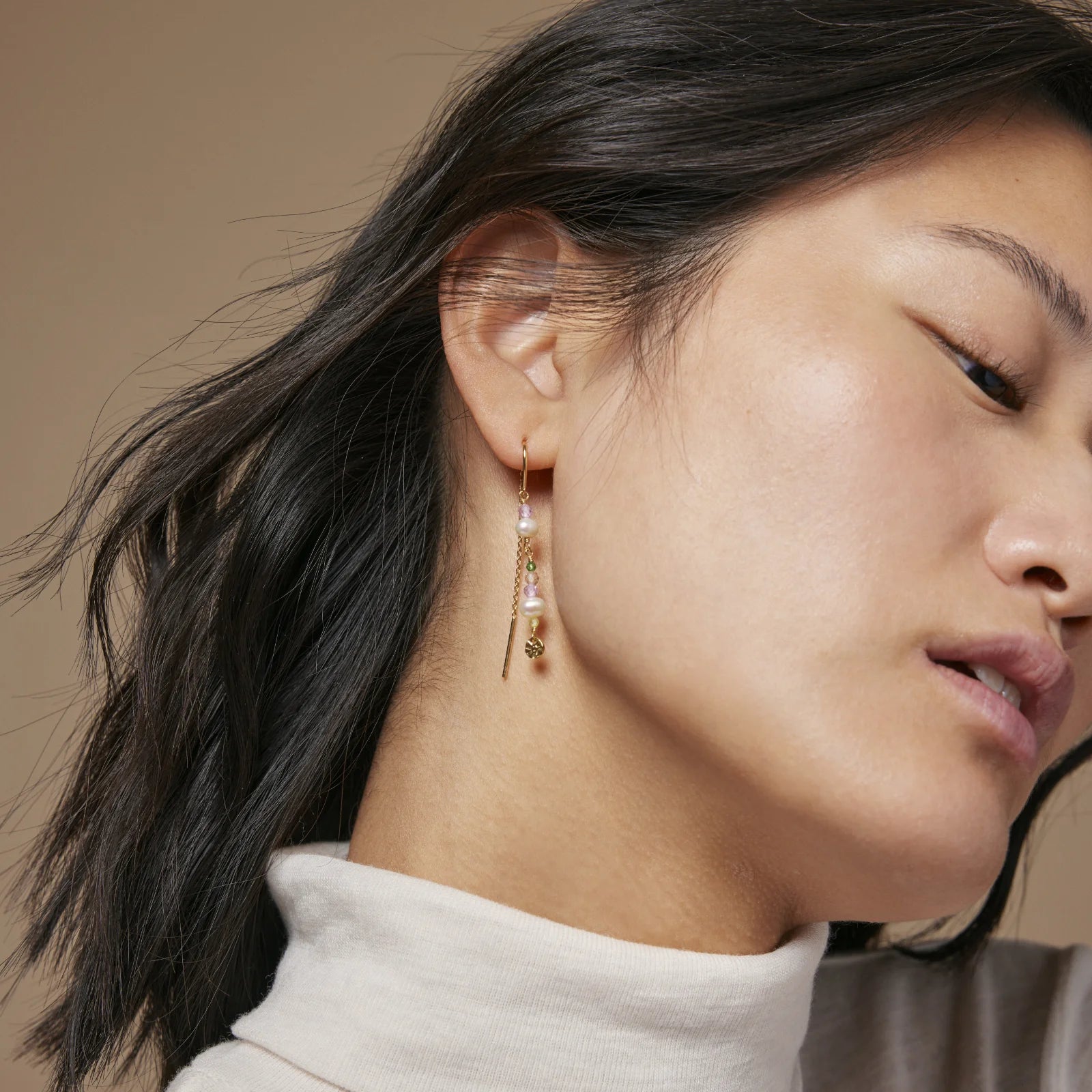 Sofia øreringe fra Enamel - Light Pink/Kaki Green/Peach/Pearl - Model