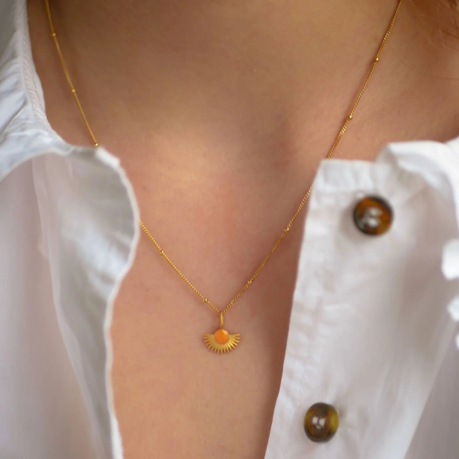 Soleil Necklace fra Enamel Copenagen i Clementine på model