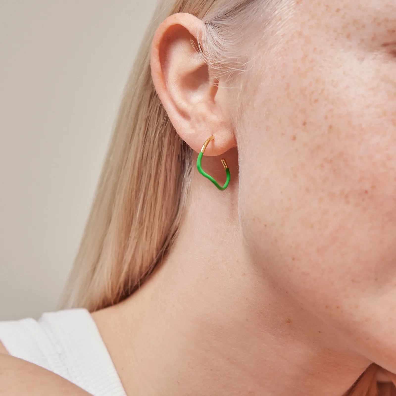 Sway Hoops fra Enamel Copenhagen i Grass Green på model