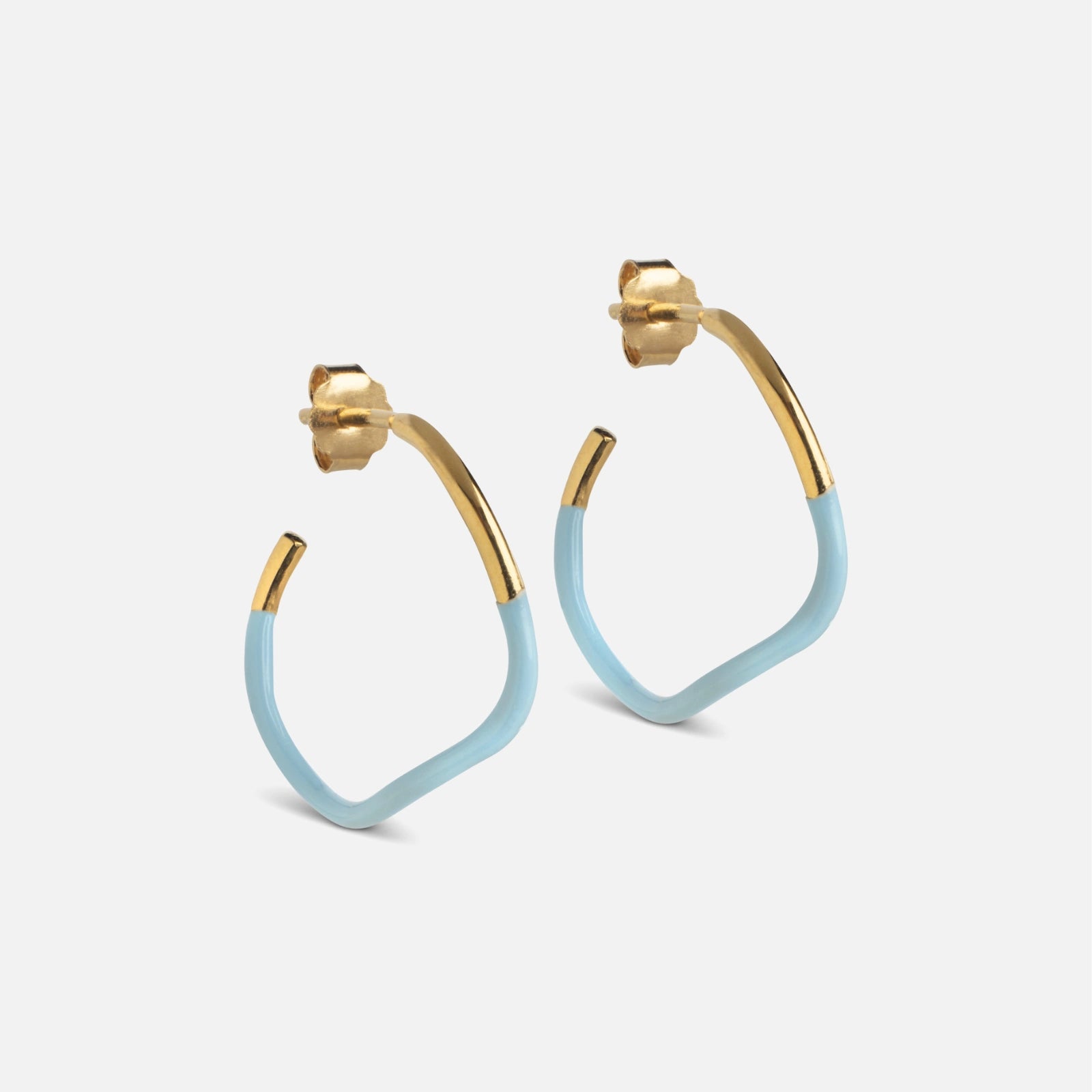 Sway Hoops fra Enamel Copenhagen i Icy Blue