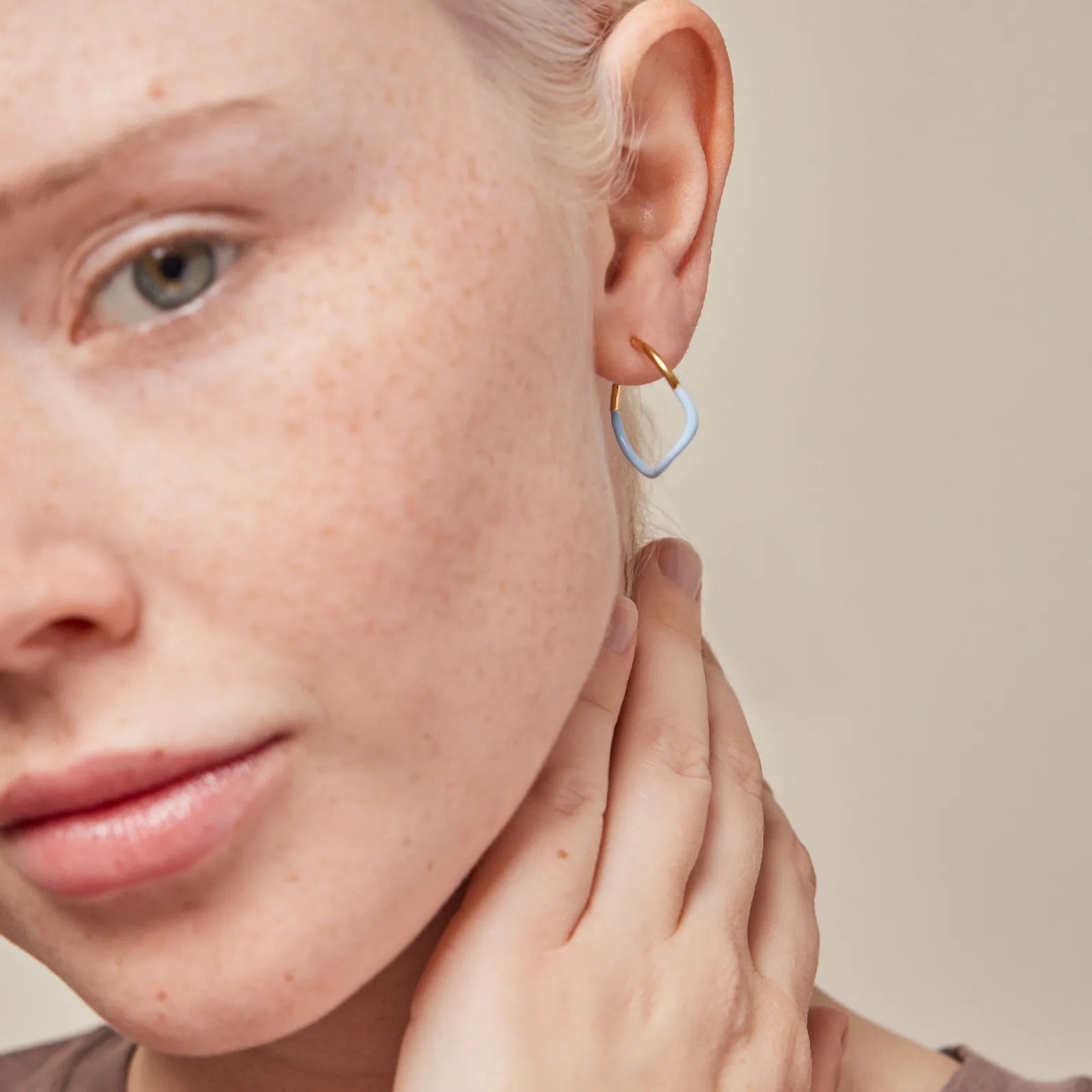Sway Hoops fra Enamel Copenhagen i Icy Blue på model