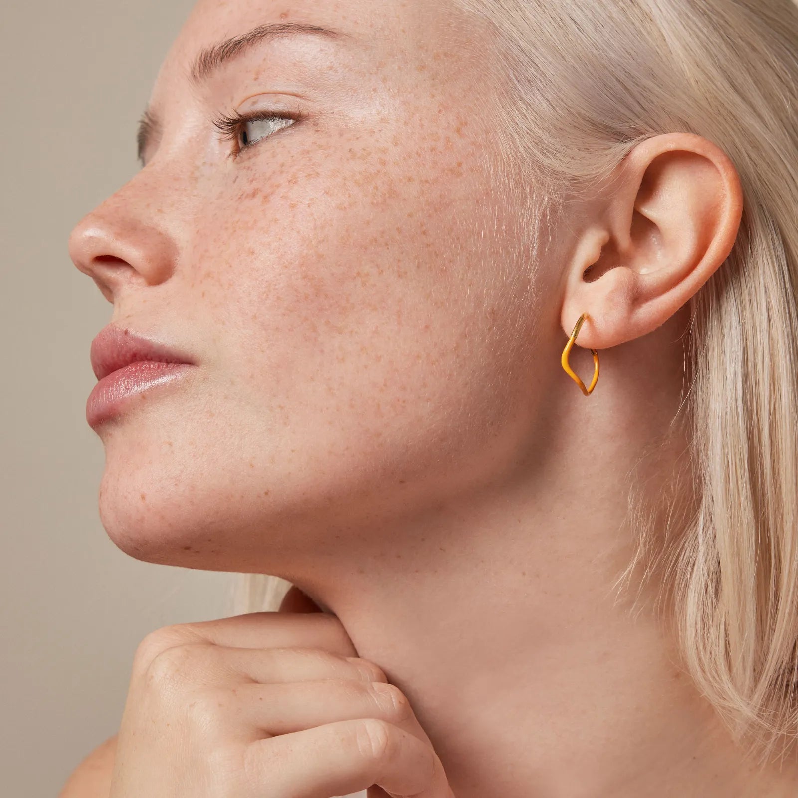 Sway Hoops fra Enamel Copenhagen i Orange på model