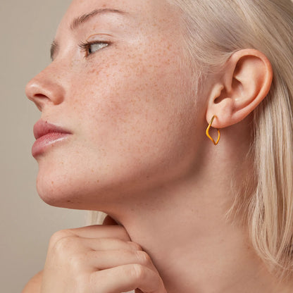 Sway Hoops fra Enamel Copenhagen i Orange på model