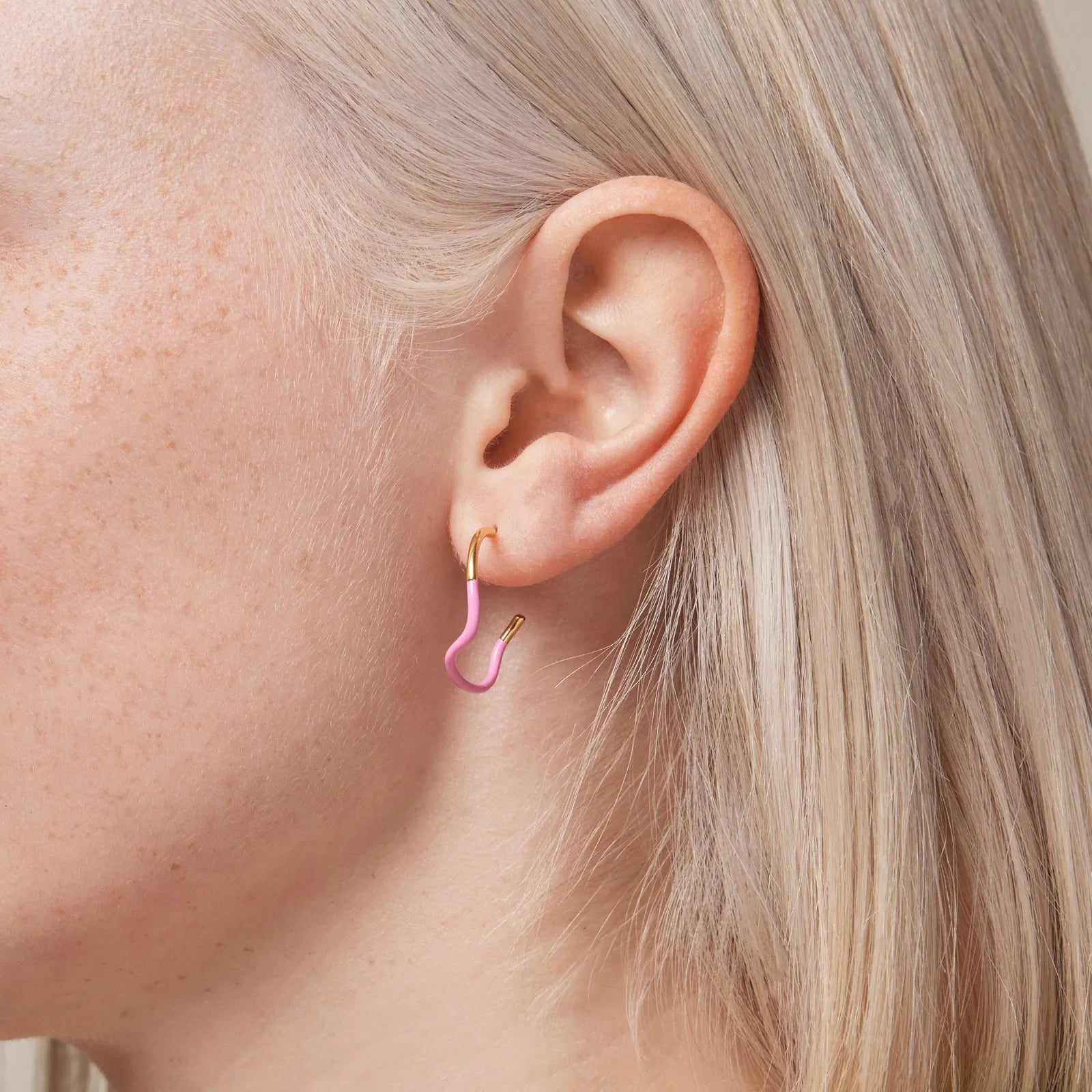 Sway Hoops fra Enamel Copenhagen i Pink på model