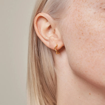 Holly Large Hoops fra Enamel i forgyldt sølv på model