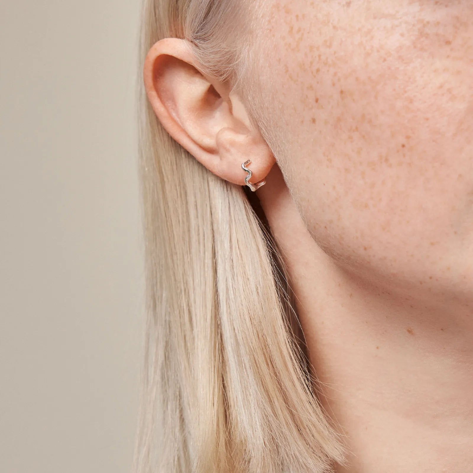 Holly Large Hoops fra Enamel i sølv på model