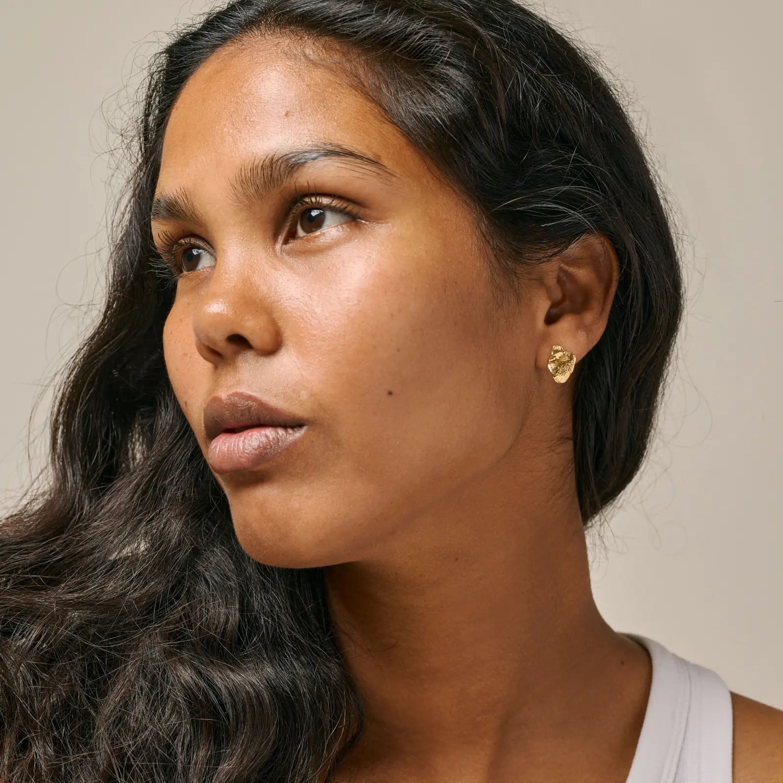 Maia Studs Large fra Enamel - Forgyldt - På model
