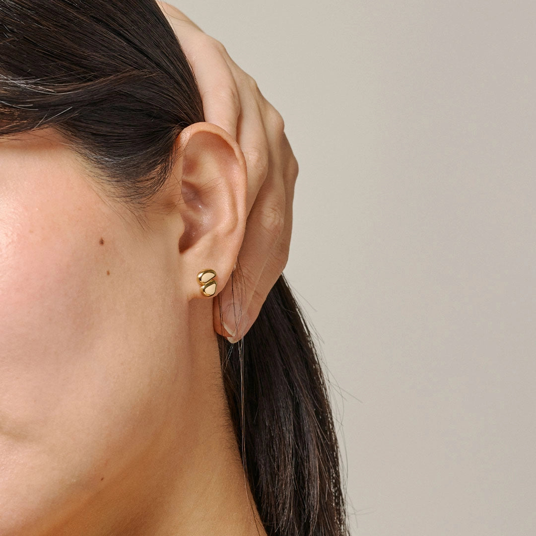 Melia Studs fra Enamel - Forgyldt - På model