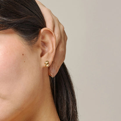 Melia Studs fra Enamel - Forgyldt - På model