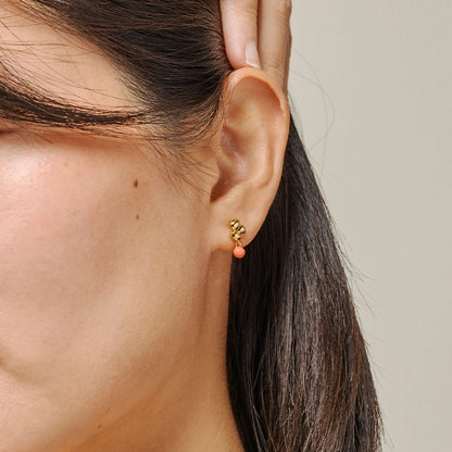 Nara Ball Øreringe fra Enamel - Light Coral - Model