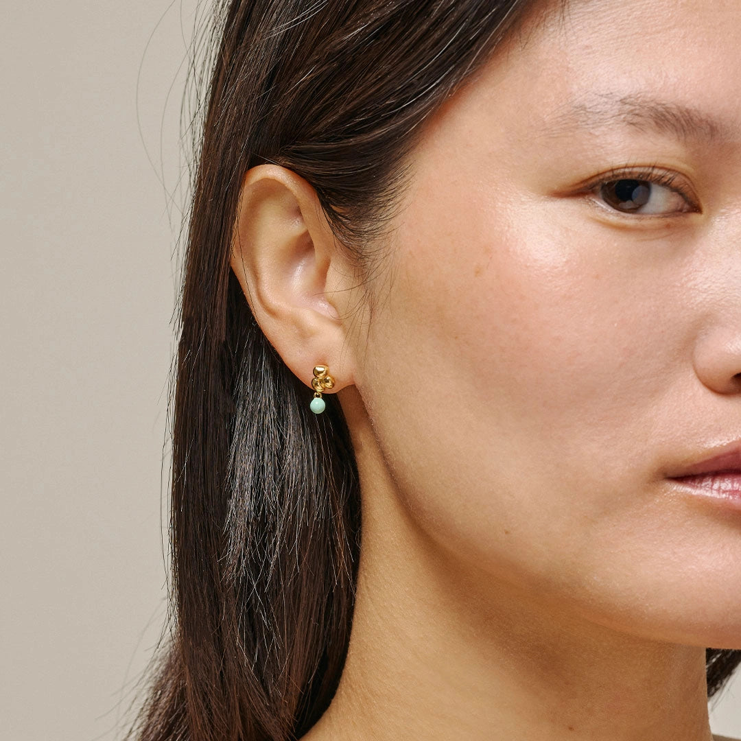 Nara Ball Øreringe fra Enamel - Mint - Model