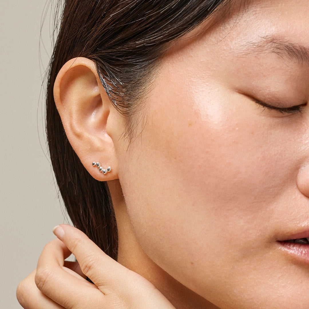 Nara Long Studs fra Enamel - Sølv - På model