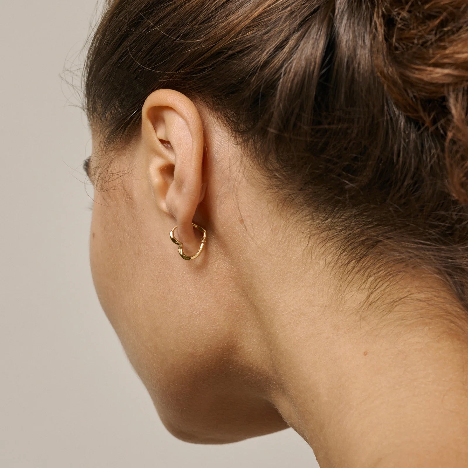 Organic Heart Small Hoops fra Enamel - Forgyldt på model