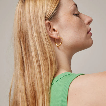 Scarlet Small Hoops fra Enamel Copenhagen på model