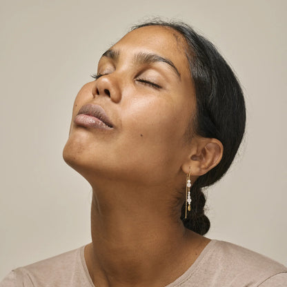 Sofia øreringe fra Enamel - White Pearls - Model