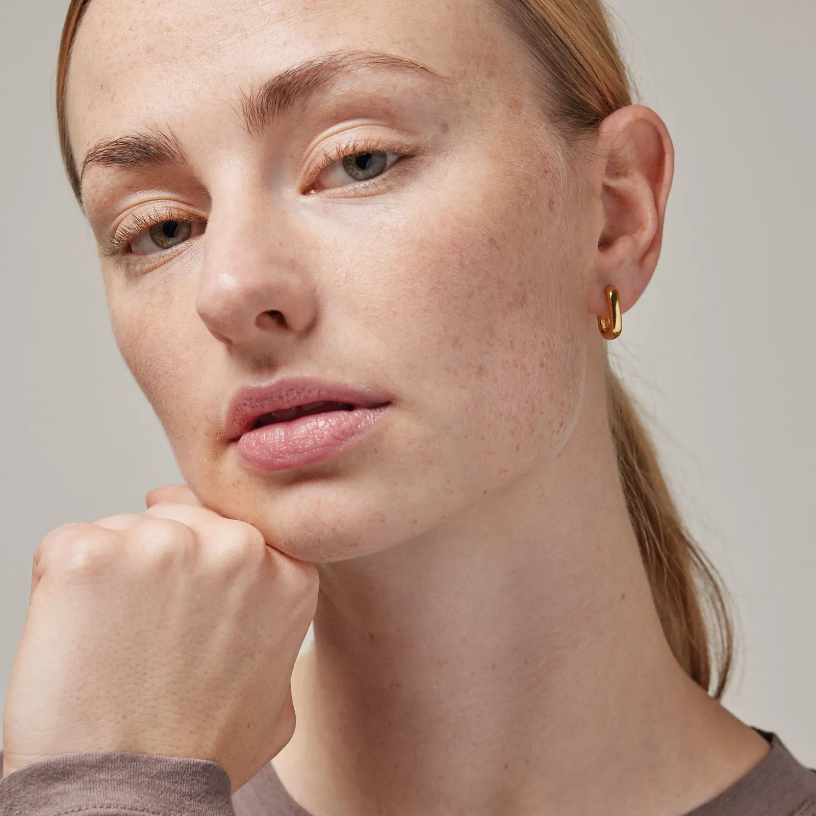 Square Hoops 15 mm fra Enamel Copenhagen - Model