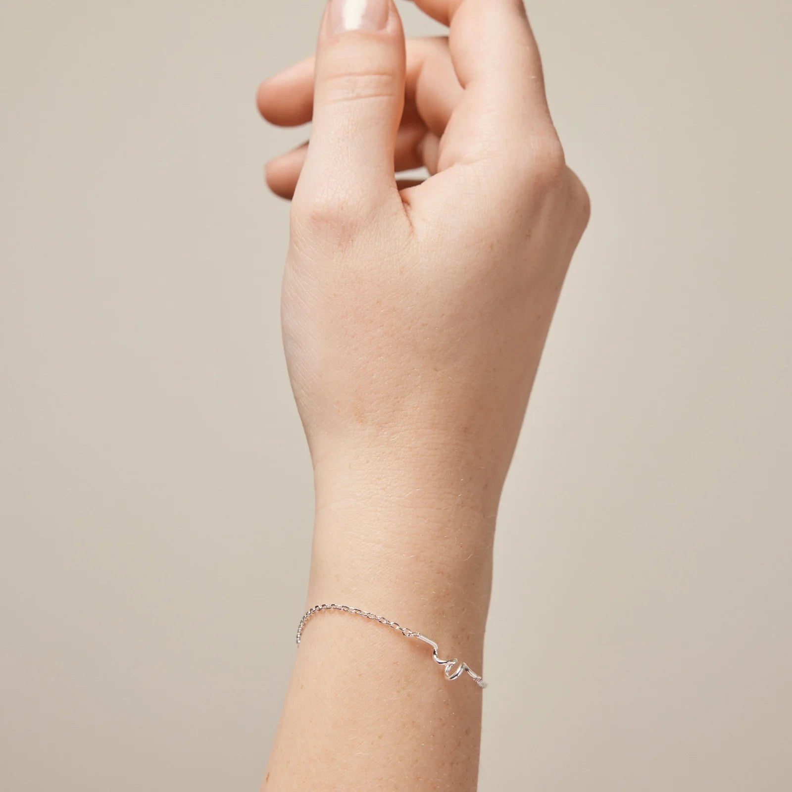 Twist Bracelet fra Enamel Copenhagen i sølv på model