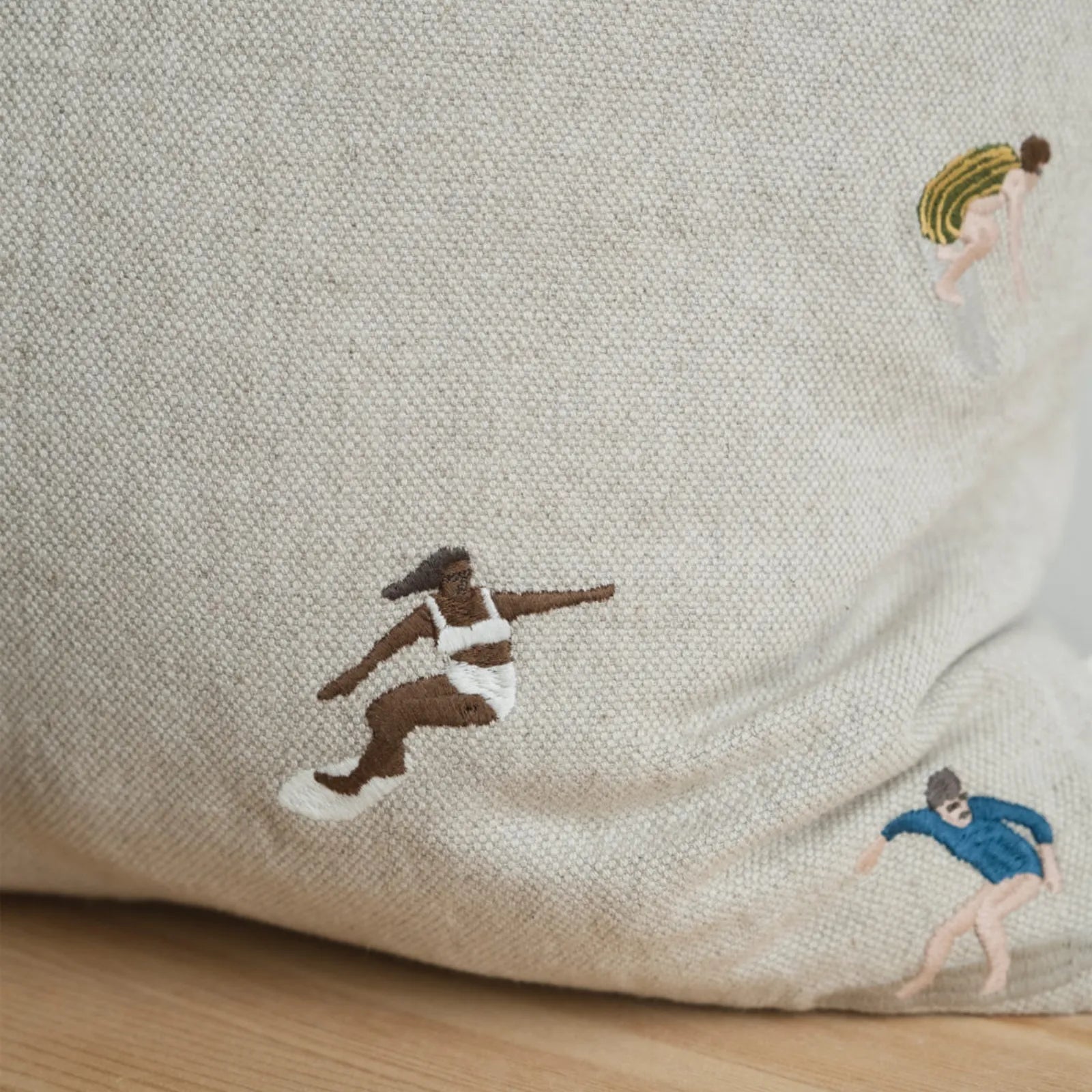 Surfers Embroidered Cushion Cover fra Fine Little Day (Detalje)