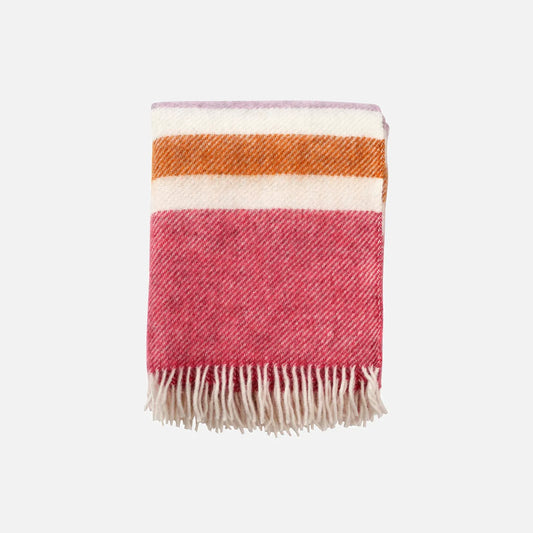 Gotland Stripe plaid fra Klippan i Cerise