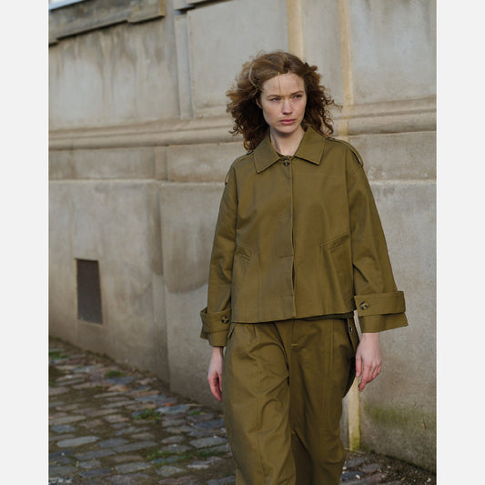 Daniella Short Trenchcoat fra La Rouge - Khaki - Model
