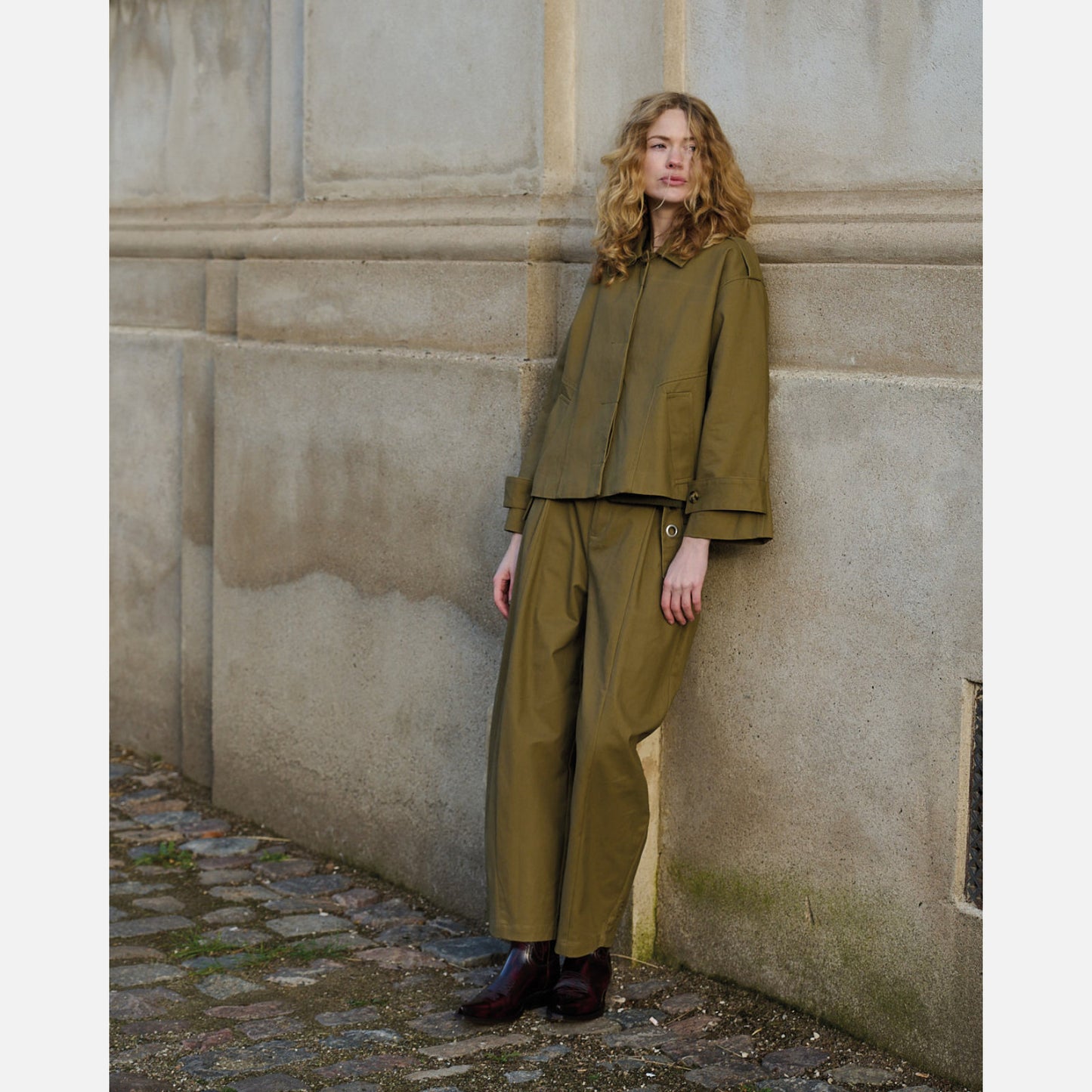 Daniella Short Trenchcoat fra La Rouge - Khaki - Model stående op ad mur