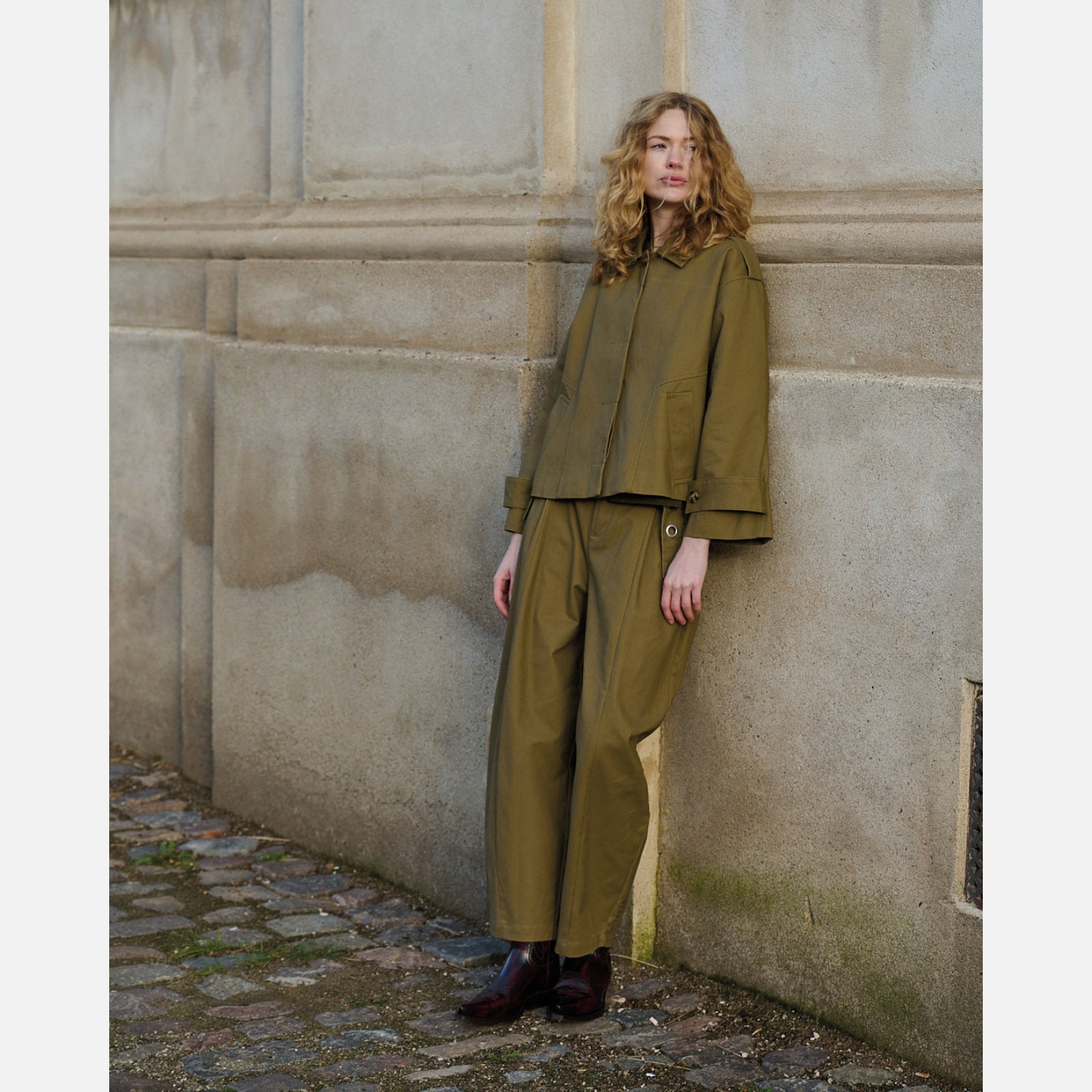 Daniella Short Trenchcoat fra La Rouge - Khaki - Model stående op ad mur