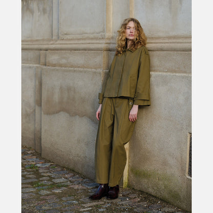 Daniella Short Trenchcoat fra La Rouge - Khaki - Model stående op ad mur