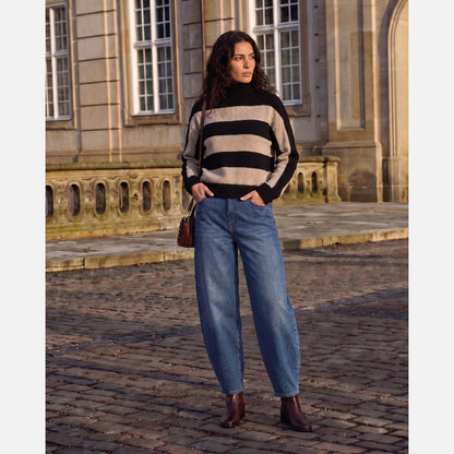 Julie Striped Knit - La Rouge - Black/Sand Stripe - Model set fra afstand