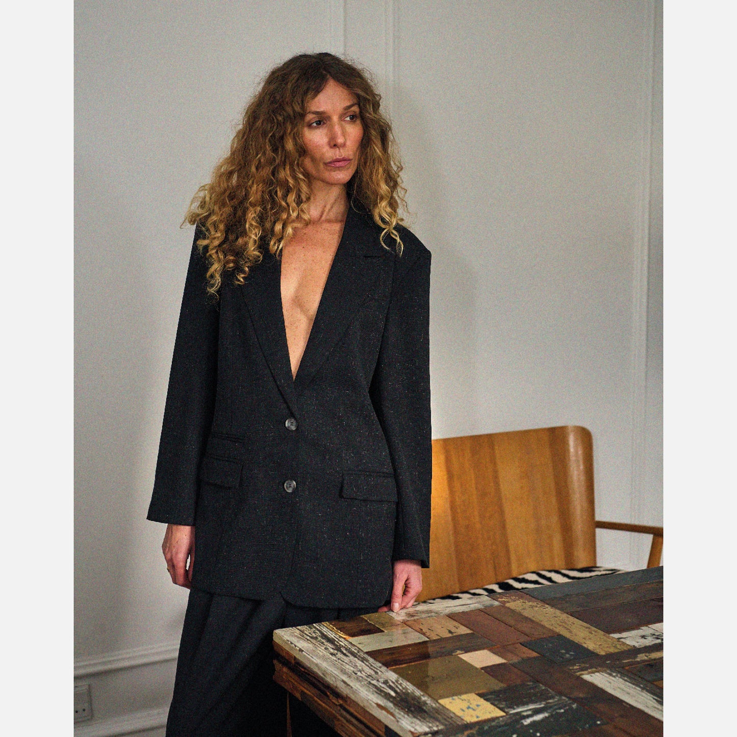 Malene Blazer fra La Rouge - Black - På model ved bord
