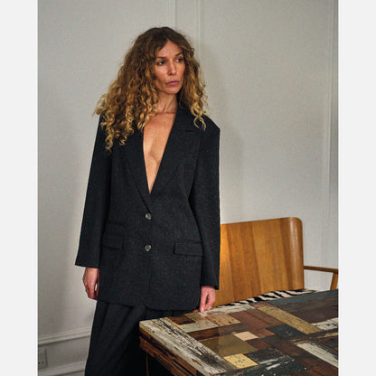 Malene Blazer fra La Rouge - Black - På model ved bord