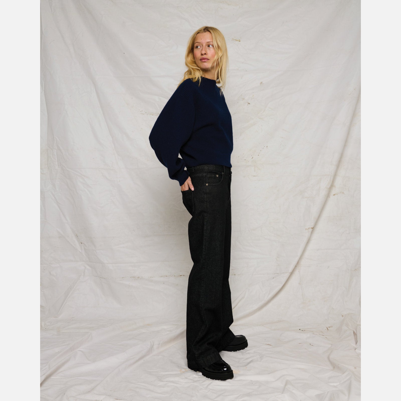 Sisse Knit fra La Rouge - Navy - Model fra siden