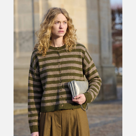 Sisse Striped Cardigan fra La Rouge - Green/Camel Melange - På model