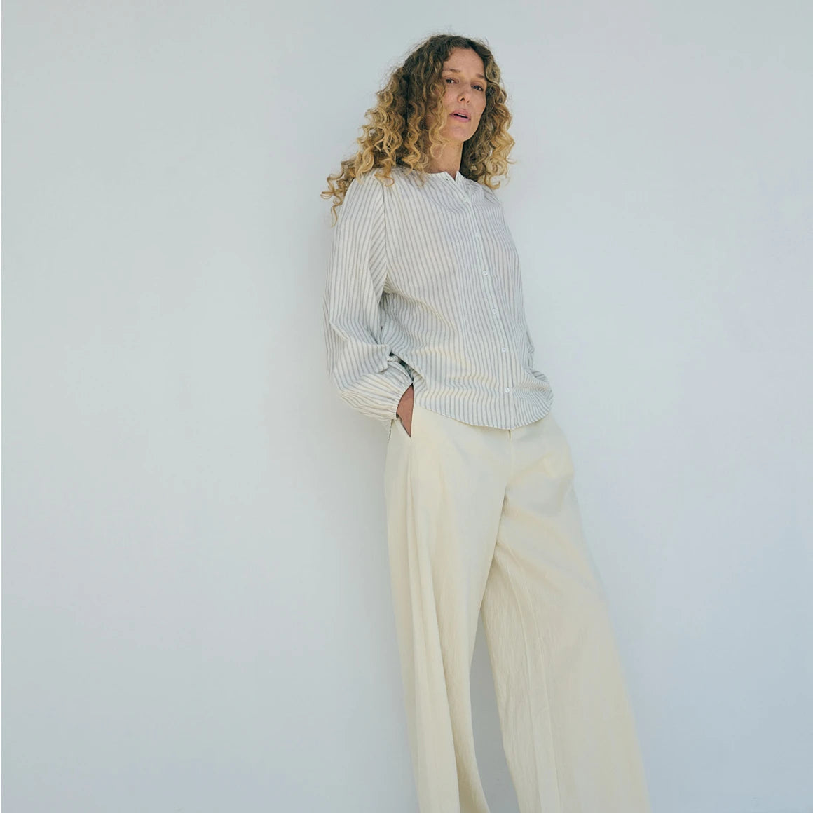 Stinna Shirt fra La Rouge - Blue/White - På model fra siden