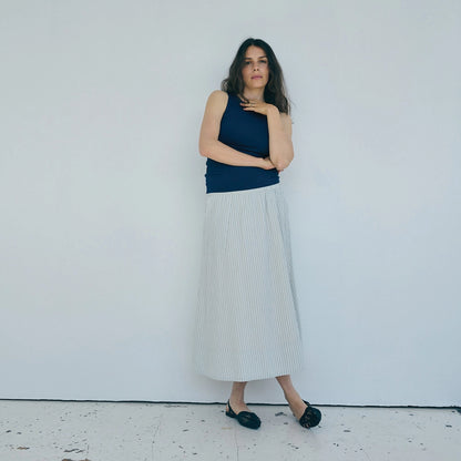 Stinna Skirt fra La Rouge - Blue/White - PÅ model 2
