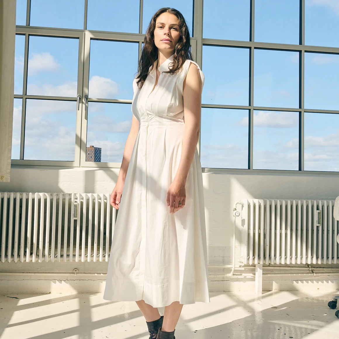 Vilma Dress fra La Rouge - White - På model fra siden