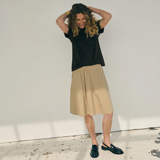 Vilma Skirt Short fra La Rouge - Sand - På model