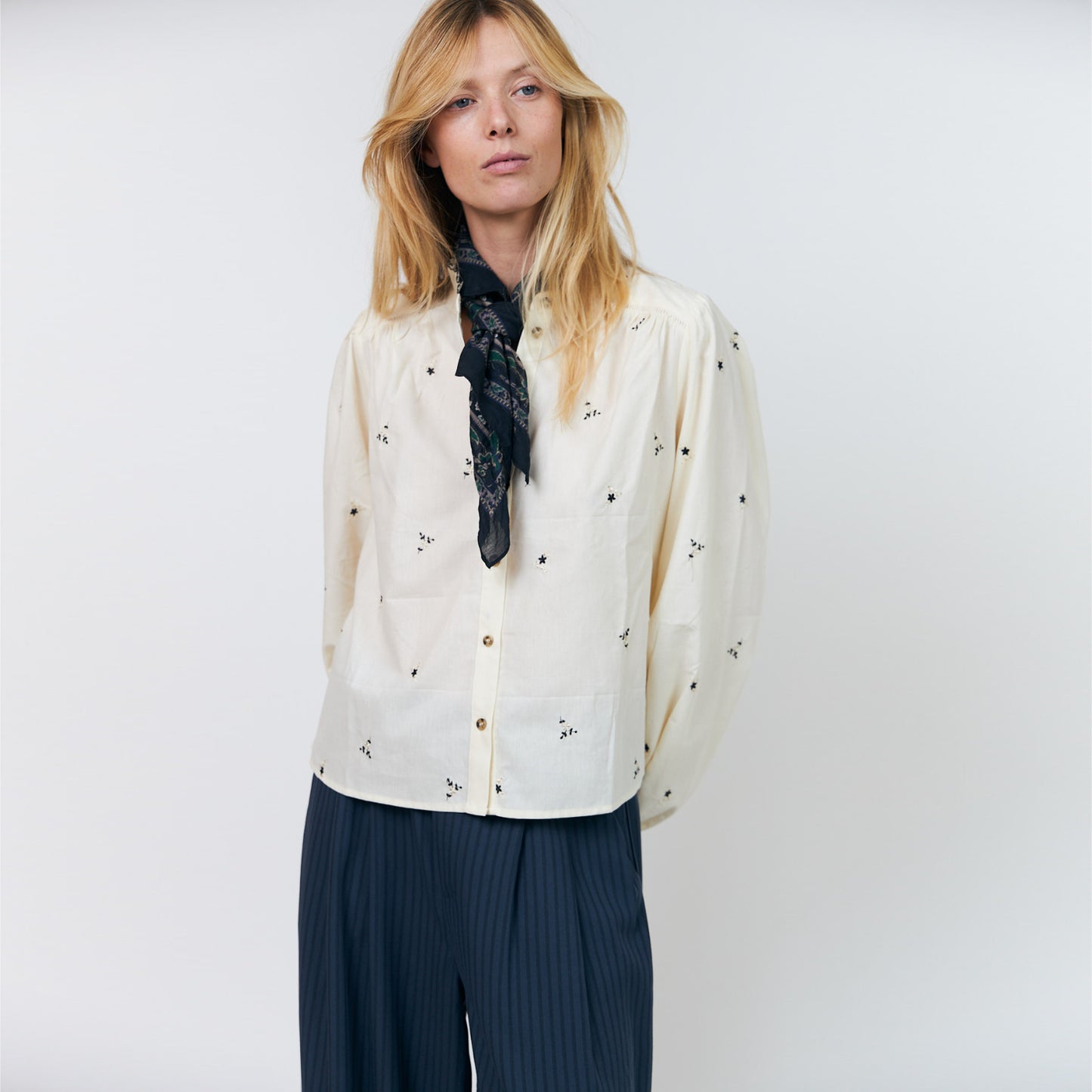 AlessandraLL Shirt fra Lolly's Laundry - Flower Print - På model