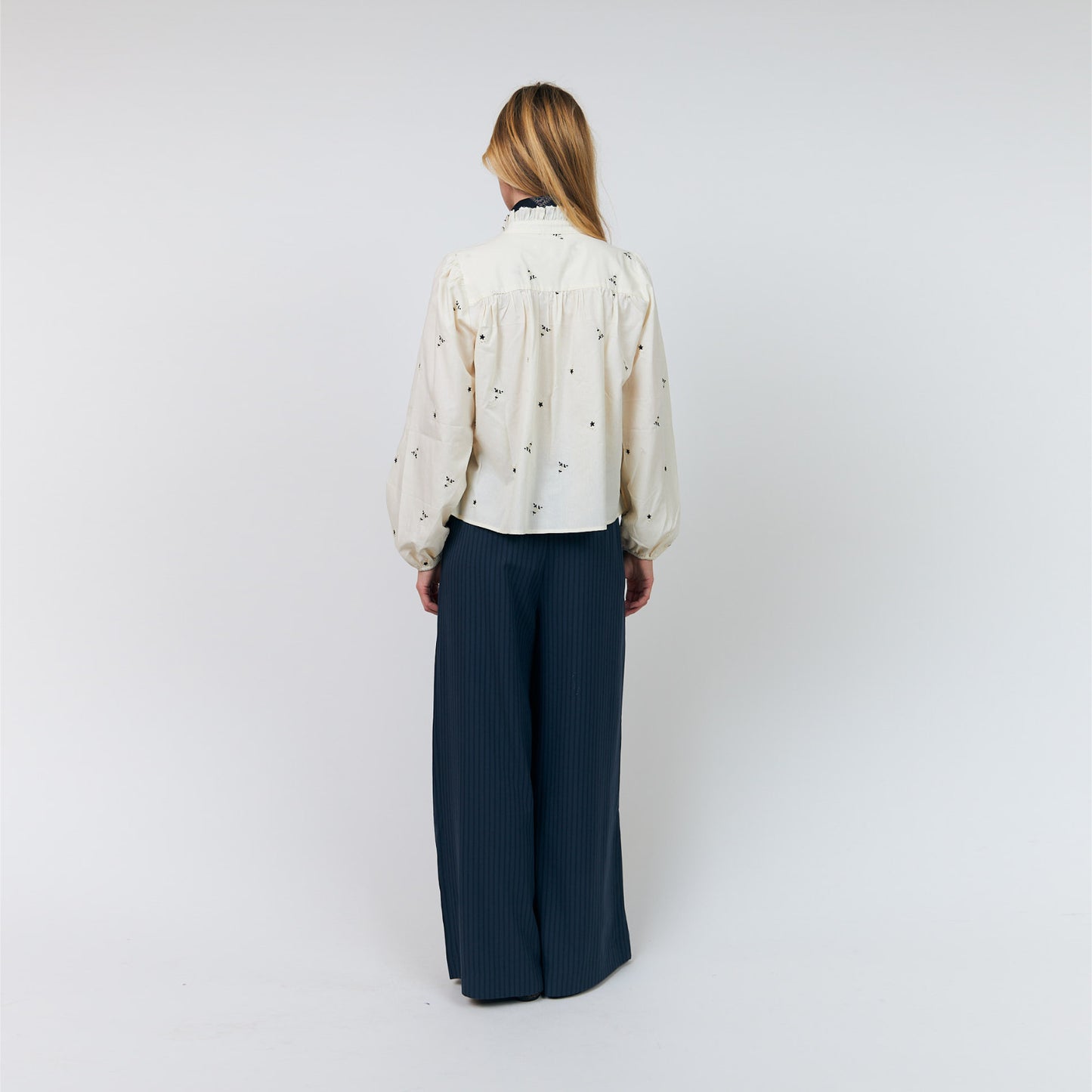 AlessandraLL Shirt fra Lolly's Laundry - Flower Print - Model fra ryggen