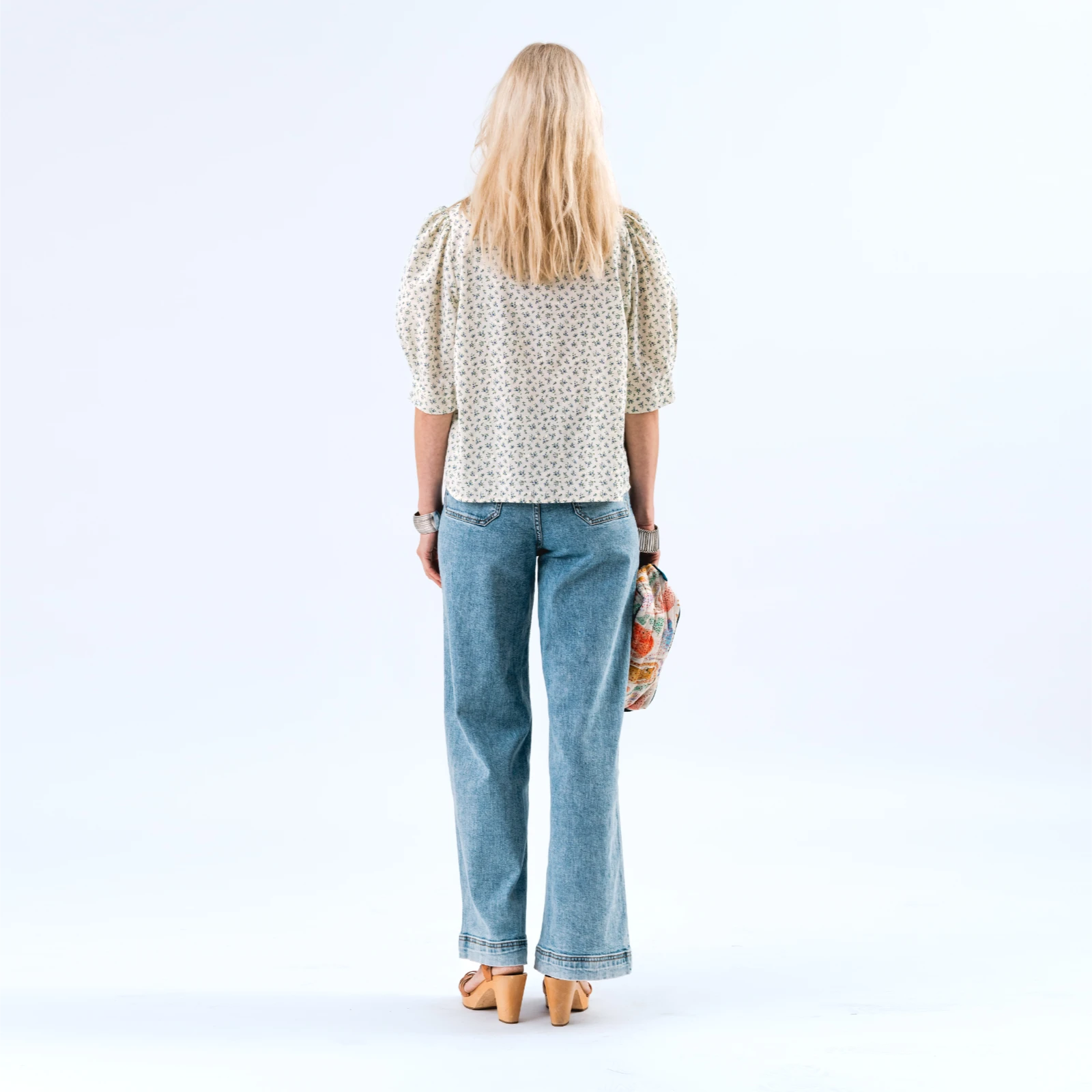 Bono Shirt fra Lolly' Laundry - Blue Flower - Model fra ryggen