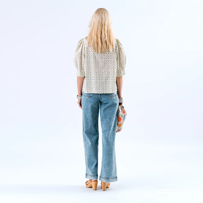 Bono Shirt fra Lolly' Laundry - Blue Flower - Model fra ryggen