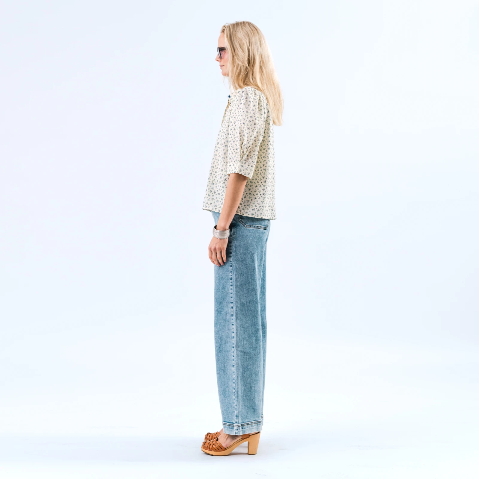 Bono Shirt fra Lolly' Laundry - Blue Flower - Model fra siden
