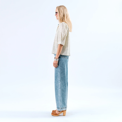 Bono Shirt fra Lolly' Laundry - Blue Flower - Model fra siden