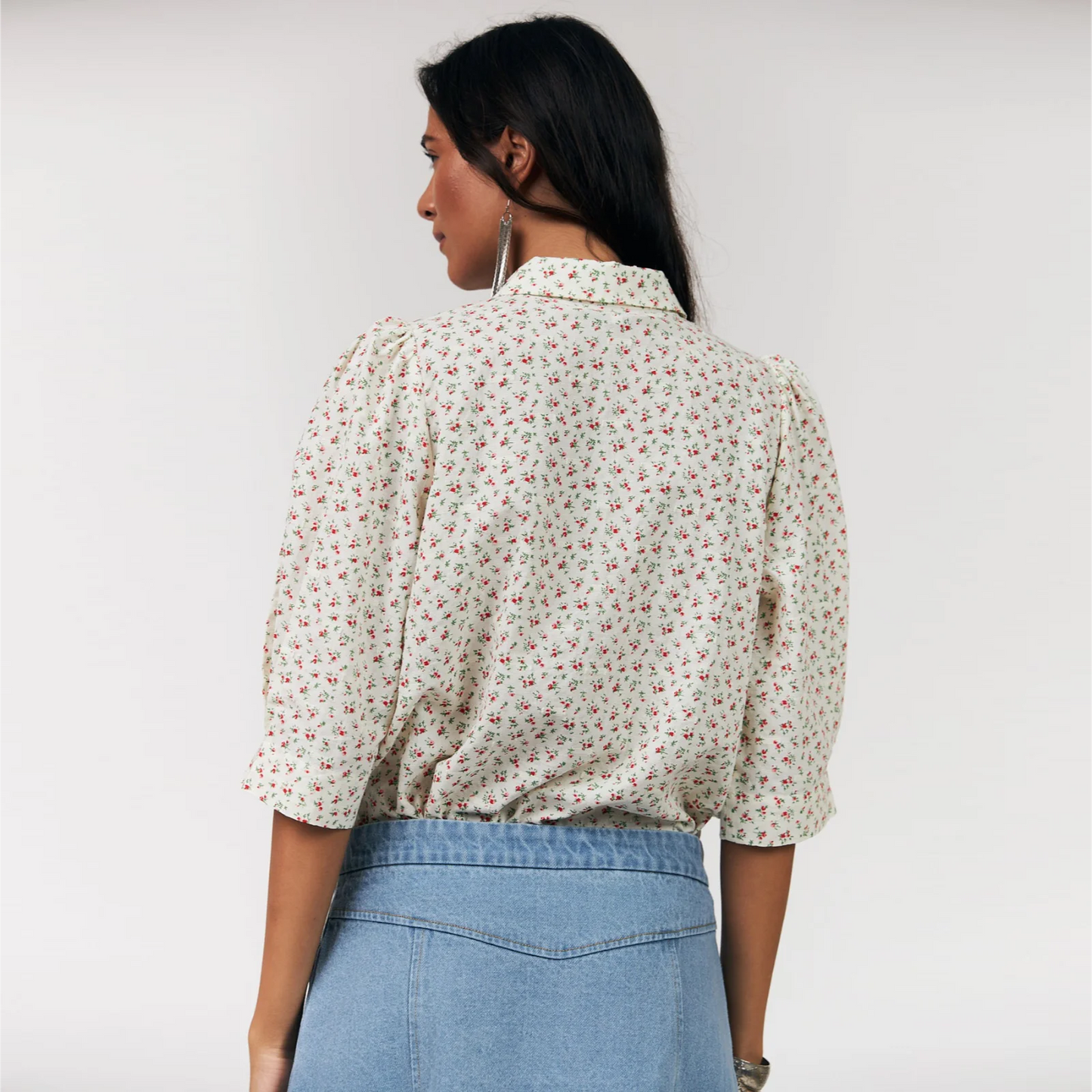 BonoLL Shirt fra Lolly's Laundry - Red Flower - Model fra ryggen