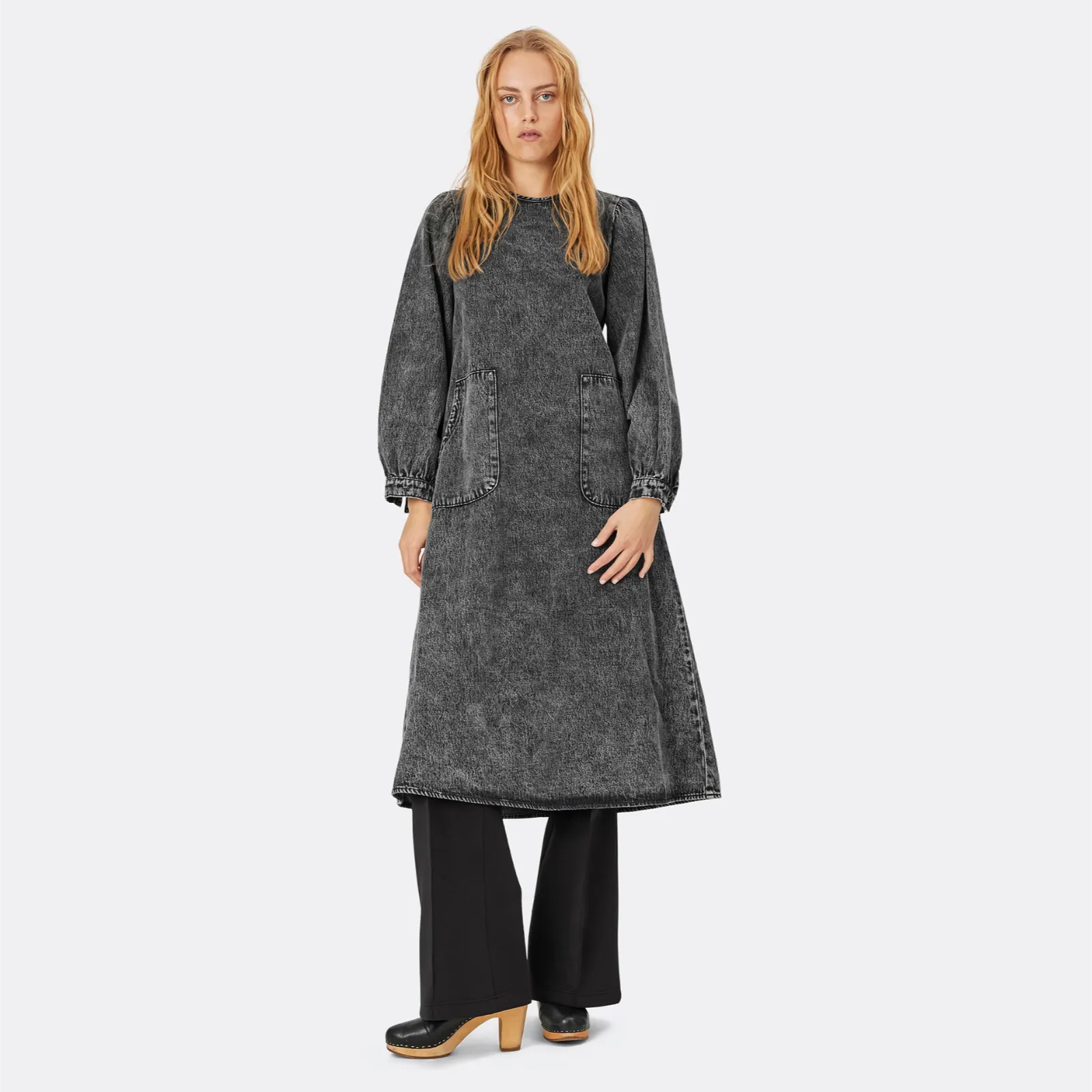 Lucas Dress fra Lolly's Laundry I Dark Grey Melange på model