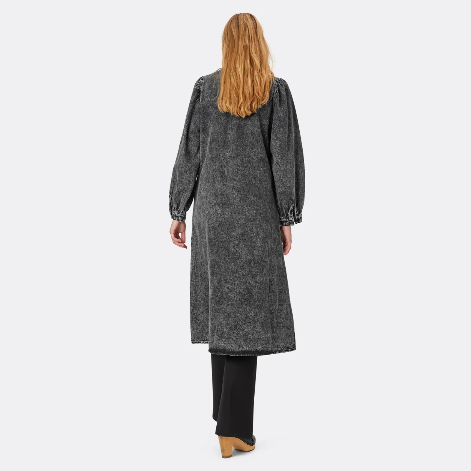 Lucas Dress fra Lolly's Laundry I Dark Grey Melange på model fra ryggen