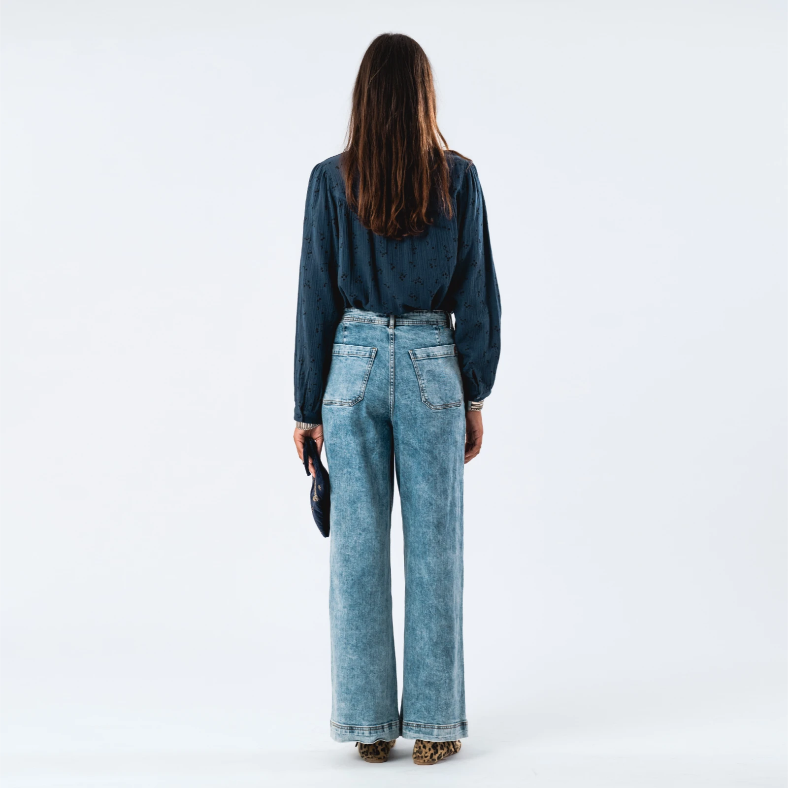 NickyLL Skjorte fra Lolly's Laundry - Dark Blue - Model fra ryggen