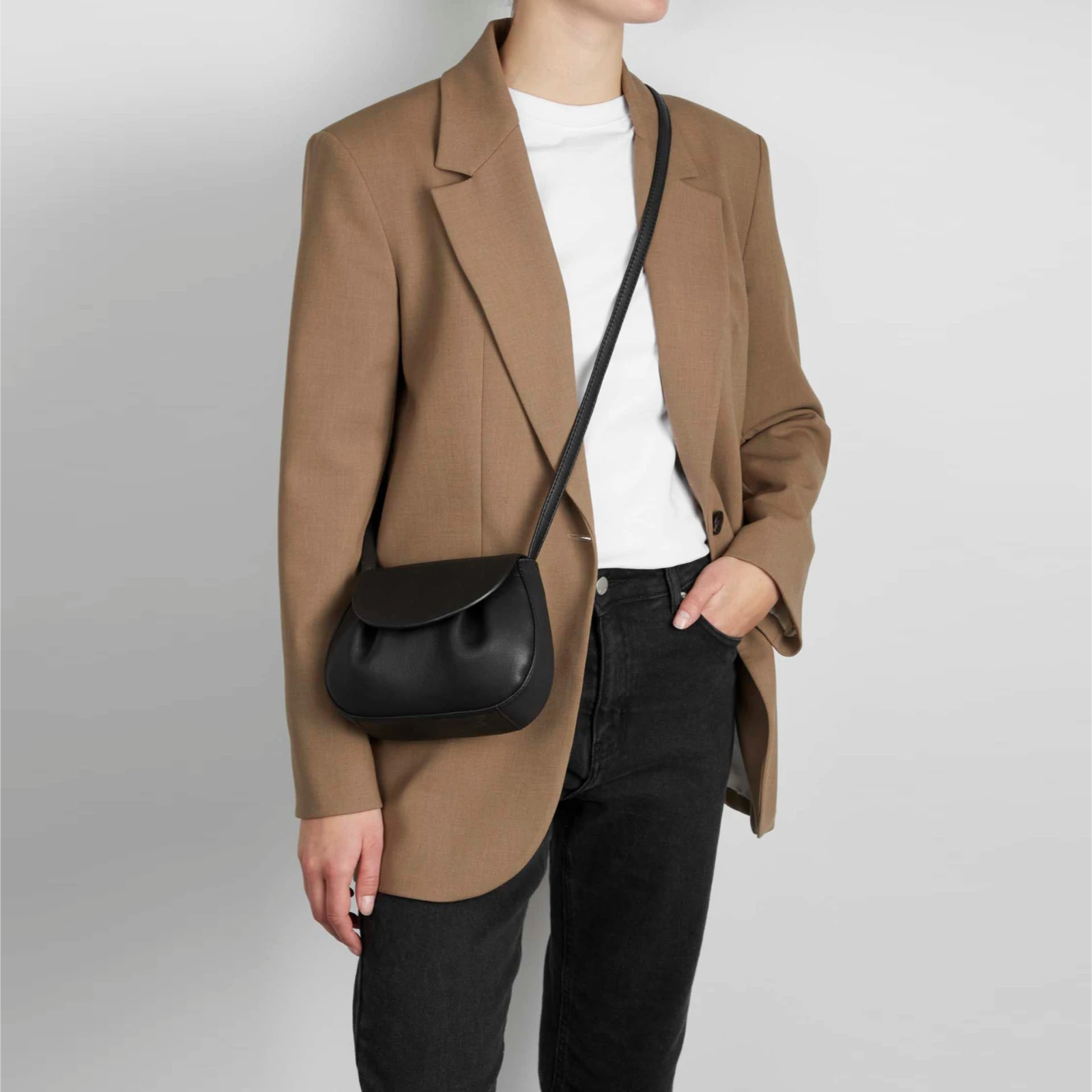 Bethany Crossbody taske fra Markberg i sort på model