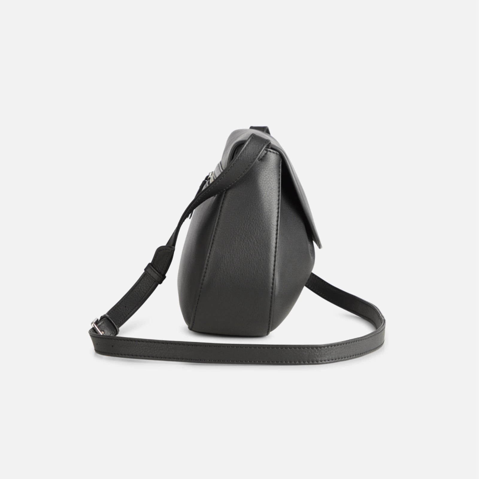 Heather Crossbody taske fra Markberg i sort (fra siden)