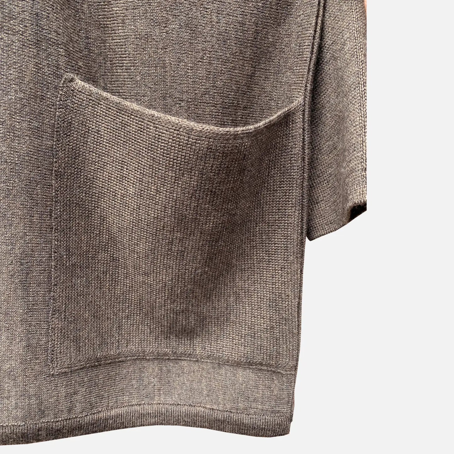 Agnete Merino Sweater fra Muse Wear i gråbrun (detalje)
